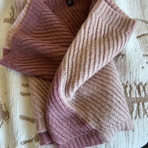 North face pink
Sweater like scarf cowl